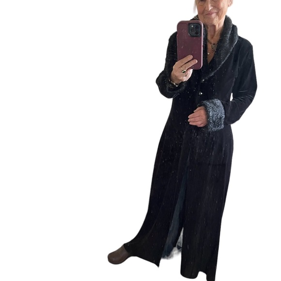 LULY K new york city. VintageBlack  Velvet Coat/ Duster , faux fur collar🌹 - Picture 8 of 10
